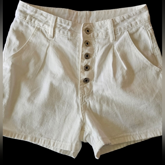 🌞White button fly pleated jean shorts - Picture 2 of 6